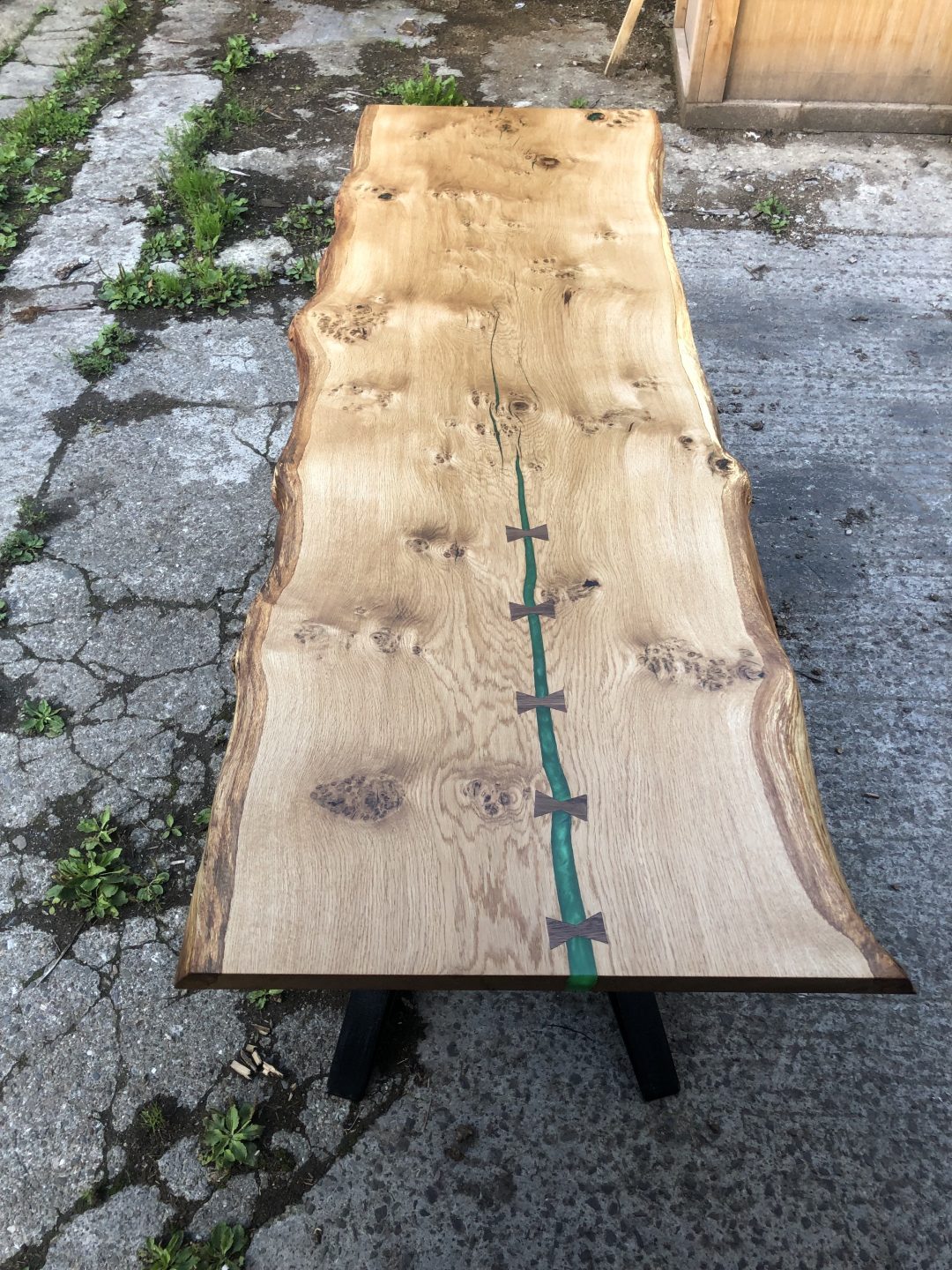Oak dining table with green resin and bow ties